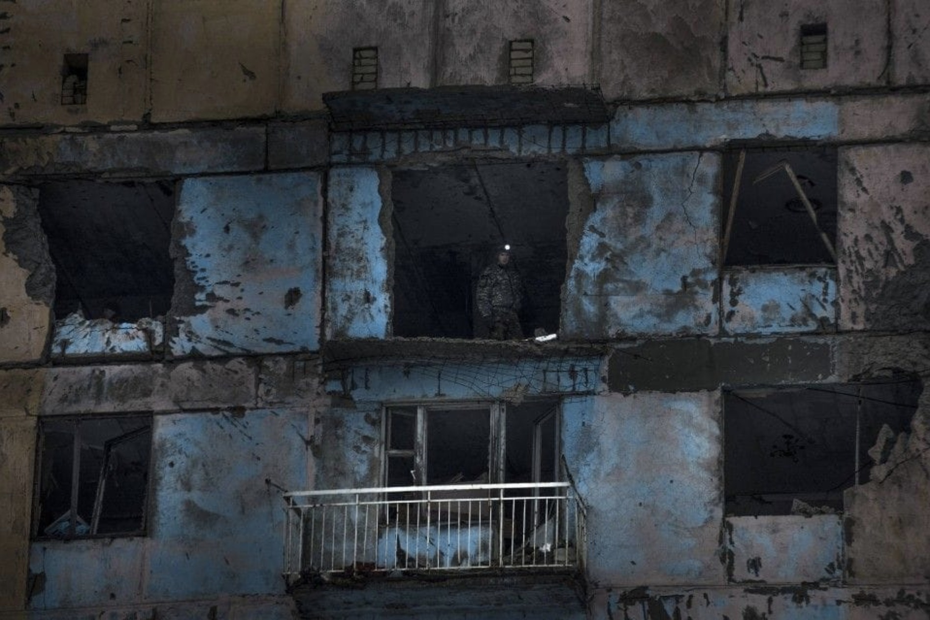 ukrainian-fighter-stands-in-building