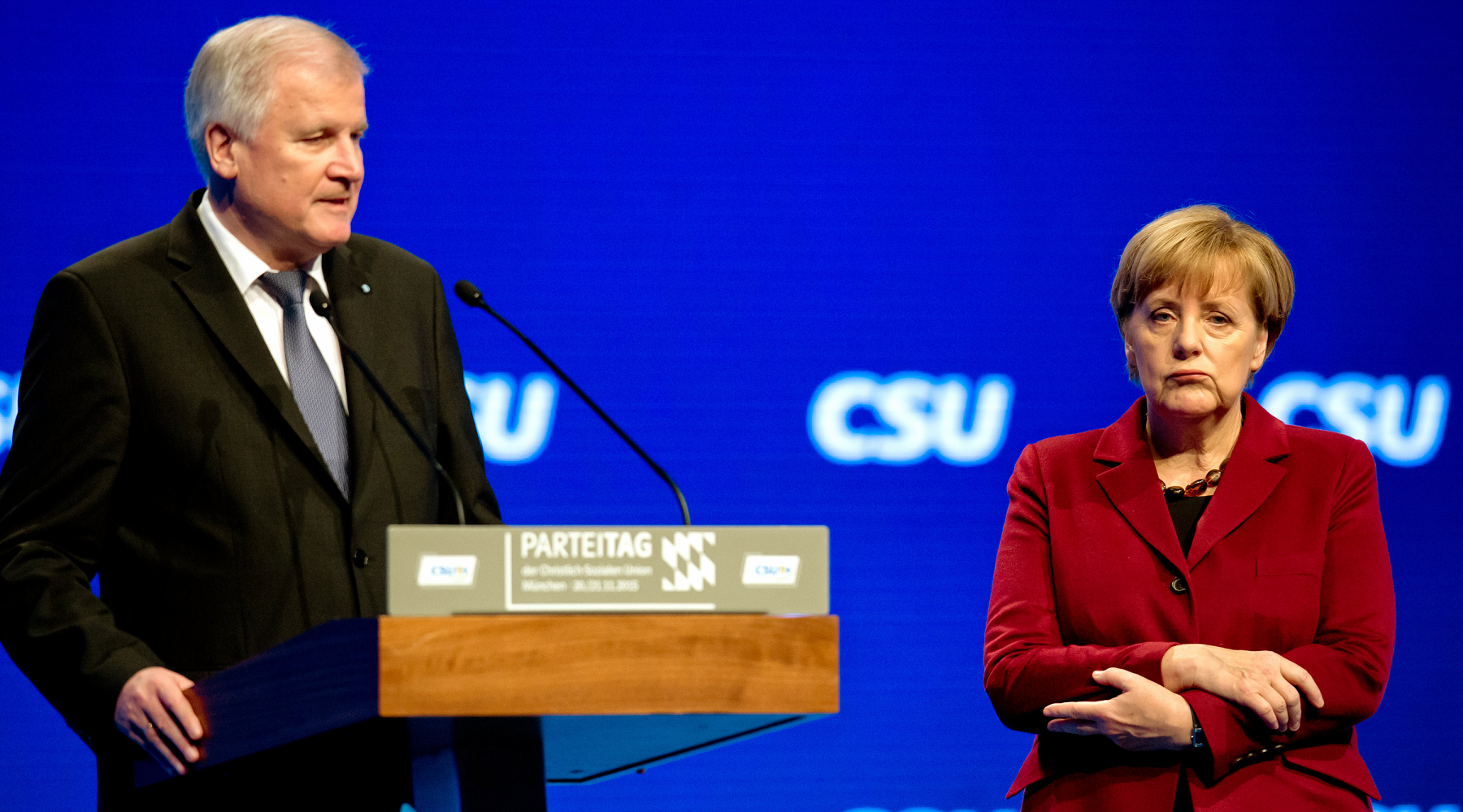 53043091-CSU-Seehofer-Merkel-DPA