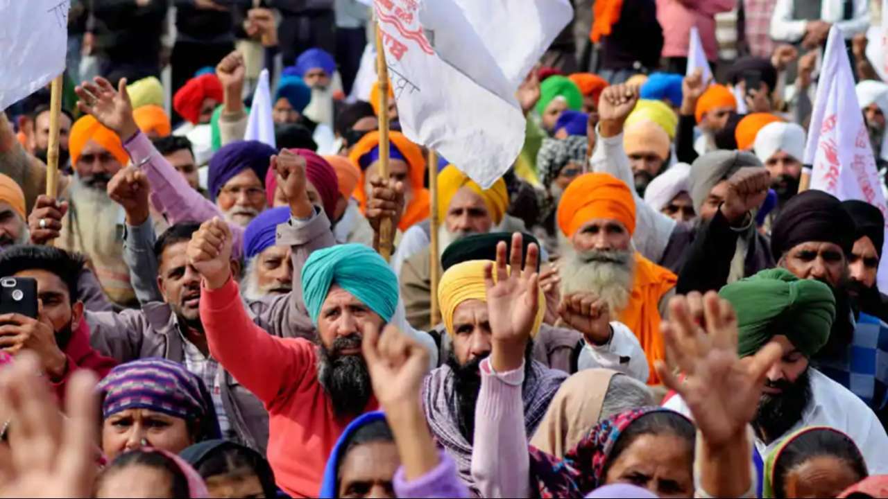 SKM farmers sit at a protest